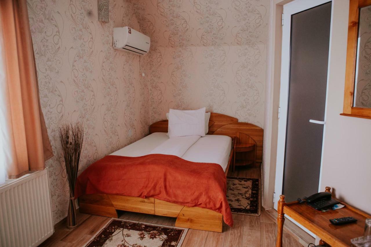 Hotel-Restaurant Milenium Salonta المظهر الخارجي الصورة