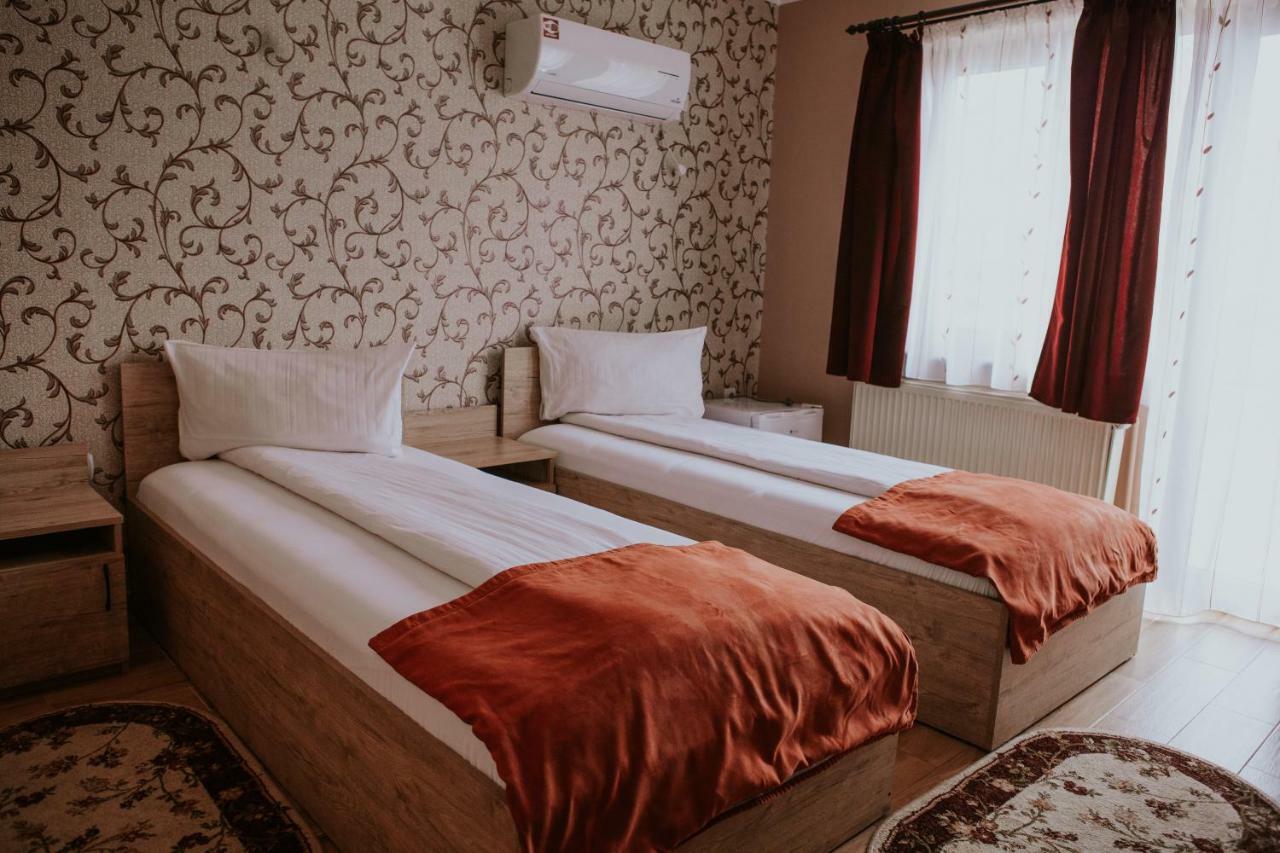 Hotel-Restaurant Milenium Salonta المظهر الخارجي الصورة